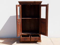 Vetrina Coloniale In Legno Di Teak Con 2 Ante E 2 Cassetti, Databile Primi '900. Pezzo Unico Conservato In Ogni Parte. Dimensioni 84x40xh150cm.   per info ed ulteriori foto info@etniko.it facebook / instagram / pinterest : etnikobycrosato 0039 3338778241