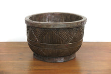 Carica l&#39;immagine nel visualizzatore di Gallery, vaso indiano in legno di teak inciso ricavato da un unico tronco. pezzo unico. dimensioni diametro 29 h19cm.