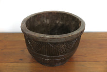 Carica l&#39;immagine nel visualizzatore di Gallery, vaso indiano in legno di teak inciso ricavato da un unico tronco. pezzo unico. dimensioni diametro 29 h19cm.