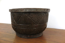 Carica l&#39;immagine nel visualizzatore di Gallery, vaso indiano in legno di teak inciso ricavato da un unico tronco. pezzo unico. dimensioni diametro 29 h19cm.