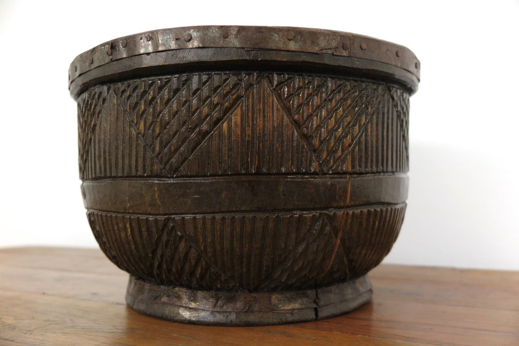 vaso indiano in legno di teak inciso ricavato da un unico tronco. pezzo unico. dimensioni diametro 29 h19cm.