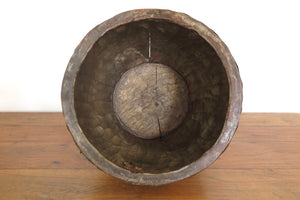 vaso indiano in legno di teak inciso ricavato da un unico tronco. pezzo unico. dimensioni diametro 29 h19cm.