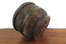 Carica l&#39;immagine nel visualizzatore di Gallery, vaso indiano in legno di teak inciso ricavato da un unico tronco. pezzo unico. dimensioni diametro 29 h19cm.