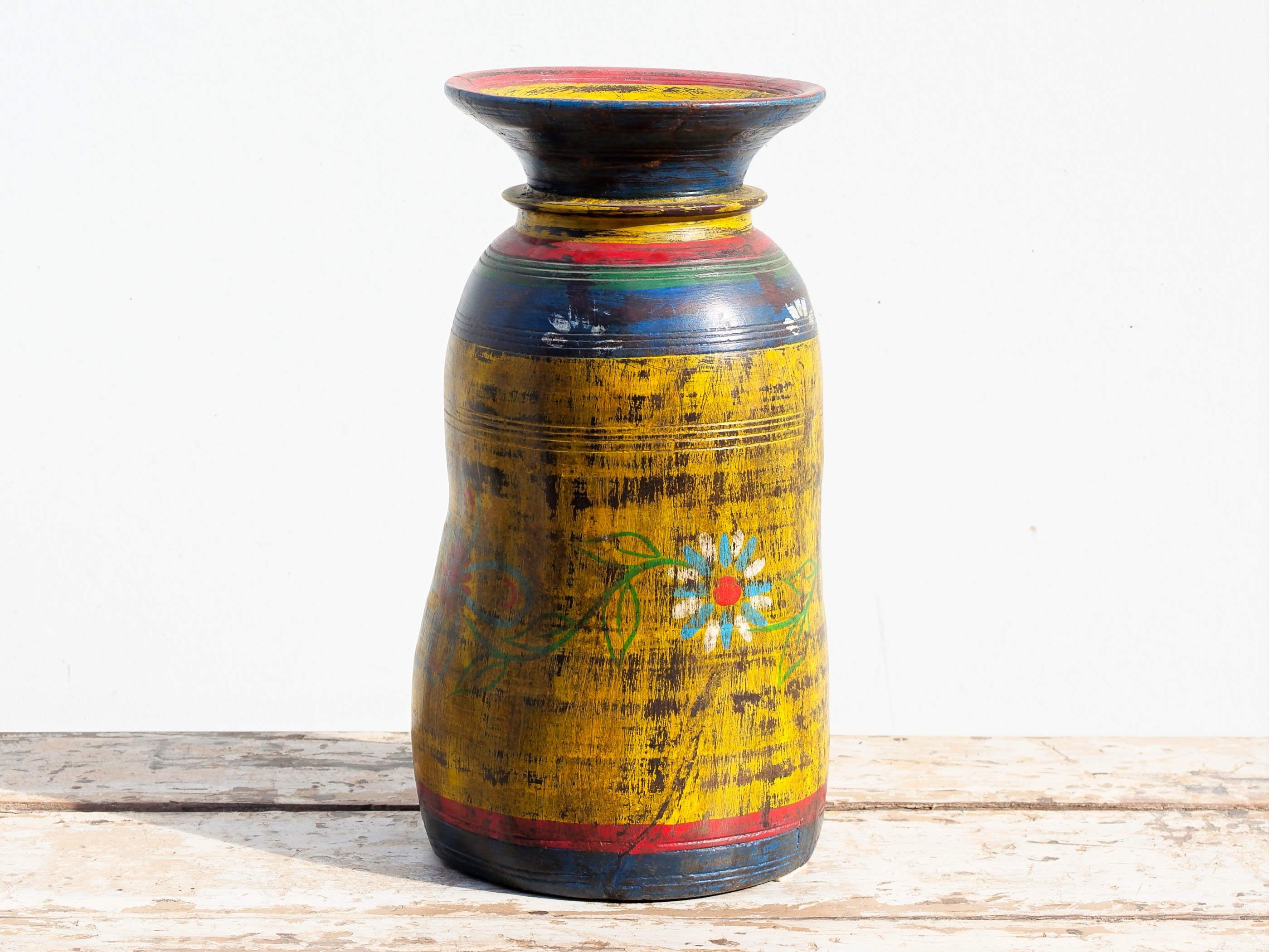 Vaso Indiano In Legno Dipinto, Pezzo Unico Ricavato Da Un Unico Tronco Di Legno.  Dimensioni Diam20xh38cm.     per info ed ulteriori foto info@etniko.it facebook / instagram : etnikobycrosato 0039 3338778241   
