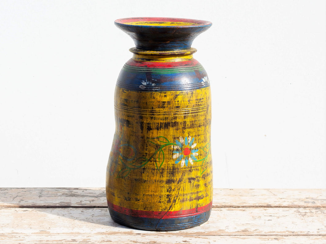 Vaso Indiano In Legno Dipinto, Pezzo Unico Ricavato Da Un Unico Tronco Di Legno.  Dimensioni Diam20xh38cm.     per info ed ulteriori foto info@etniko.it facebook / instagram : etnikobycrosato 0039 3338778241   