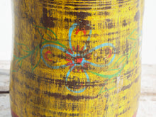 Carica l&#39;immagine nel visualizzatore di Gallery, Vaso Indiano In Legno Dipinto, Pezzo Unico Ricavato Da Un Unico Tronco Di Legno.  Dimensioni Diam20xh38cm.     per info ed ulteriori foto info@etniko.it facebook / instagram : etnikobycrosato 0039 3338778241   