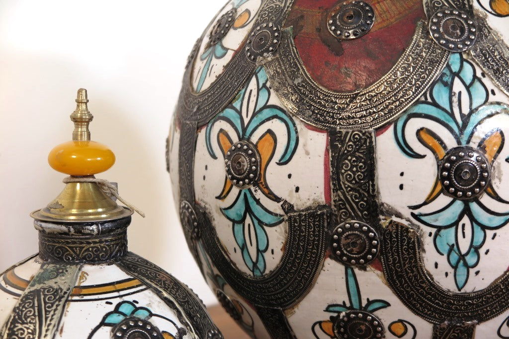 Antico Vaso Farmacia Marocco, Lavorato, Dipinto Ed Inciso In Terracotta Di Fes. Impastata, Decorata, Cotta, Smaltata E Nuovamente Cotta Nel Forno A Legna (Non Nel Forno A Gas Che Rende Lo Smalto Omogeneo E Senza L'Effetto Delle Crepe). Decorato Con Intarsi In Argentone E Pelle. Pezzo Unico. Dimensioni Diametro 35 h60cm.