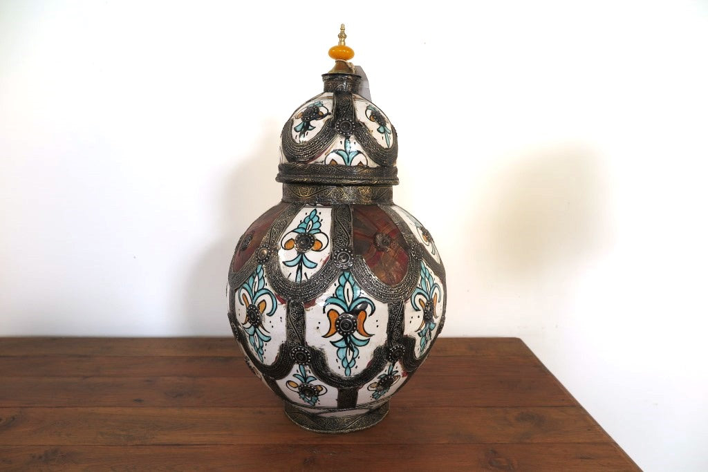 Antico Vaso Farmacia Marocco, Lavorato, Dipinto Ed Inciso In Terracotta Di Fes. Impastata, Decorata, Cotta, Smaltata E Nuovamente Cotta Nel Forno A Legna (Non Nel Forno A Gas Che Rende Lo Smalto Omogeneo E Senza L'Effetto Delle Crepe). Decorato Con Intarsi In Argentone E Pelle. Pezzo Unico. Dimensioni Diametro 35 h60cm.