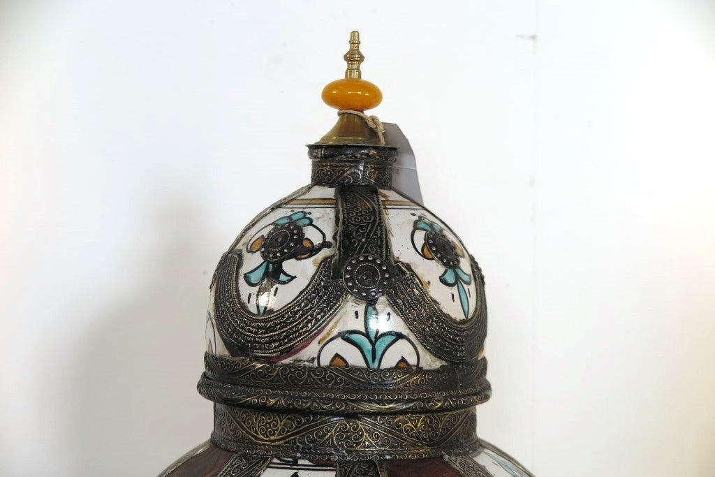 Antico Vaso Farmacia Marocco, Lavorato, Dipinto Ed Inciso In Terracotta Di Fes. Impastata, Decorata, Cotta, Smaltata E Nuovamente Cotta Nel Forno A Legna (Non Nel Forno A Gas Che Rende Lo Smalto Omogeneo E Senza L'Effetto Delle Crepe). Decorato Con Intarsi In Argentone E Pelle. Pezzo Unico. Dimensioni Diametro 35 h60cm.