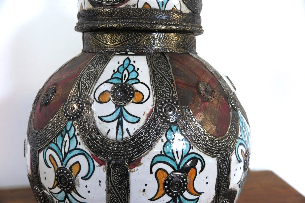 Antico Vaso Farmacia Marocco, Lavorato, Dipinto Ed Inciso In Terracotta Di Fes. Impastata, Decorata, Cotta, Smaltata E Nuovamente Cotta Nel Forno A Legna (Non Nel Forno A Gas Che Rende Lo Smalto Omogeneo E Senza L'Effetto Delle Crepe). Decorato Con Intarsi In Argentone E Pelle. Pezzo Unico. Dimensioni Diametro 35 h60cm.