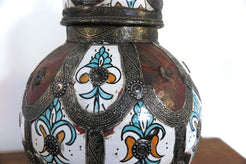 Antico Vaso Farmacia Marocco, Lavorato, Dipinto Ed Inciso In Terracotta Di Fes. Impastata, Decorata, Cotta, Smaltata E Nuovamente Cotta Nel Forno A Legna (Non Nel Forno A Gas Che Rende Lo Smalto Omogeneo E Senza L'Effetto Delle Crepe). Decorato Con Intarsi In Argentone E Pelle. Pezzo Unico. Dimensioni Diametro 35 h60cm.