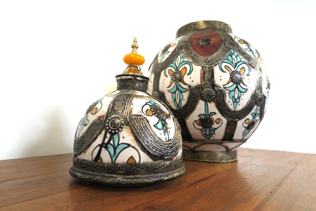 Antico Vaso Farmacia Marocco, Lavorato, Dipinto Ed Inciso In Terracotta Di Fes. Impastata, Decorata, Cotta, Smaltata E Nuovamente Cotta Nel Forno A Legna (Non Nel Forno A Gas Che Rende Lo Smalto Omogeneo E Senza L'Effetto Delle Crepe). Decorato Con Intarsi In Argentone E Pelle. Pezzo Unico. Dimensioni Diametro 35 h60cm.