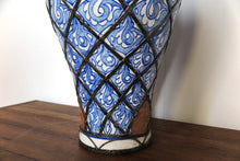 Carica l&#39;immagine nel visualizzatore di Gallery, Antico Vaso Farmacia Marocco, Lavorato, Dipinto Ed Inciso A Mano. Terracotta Tipica Di Fes, Impastata, Decorata, Cotta , Smaltata E Cotta Nuovamente Nel Forno A Legna Come Da Tradizione (Non Forno A Gas Che Rende Lo Smalto Omogeneo E Senza L&#39;Effetto Delle Crepe). Presenti Intarsi In Argentone E Pelle. Pezzo Unico. Dimensioni Diametro 85 h30cm.