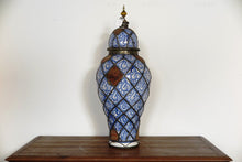 Carica l&#39;immagine nel visualizzatore di Gallery, Antico Vaso Farmacia Marocco, Lavorato, Dipinto Ed Inciso A Mano. Terracotta Tipica Di Fes, Impastata, Decorata, Cotta , Smaltata E Cotta Nuovamente Nel Forno A Legna Come Da Tradizione (Non Forno A Gas Che Rende Lo Smalto Omogeneo E Senza L&#39;Effetto Delle Crepe). Presenti Intarsi In Argentone E Pelle. Pezzo Unico. Dimensioni Diametro 85 h30cm.