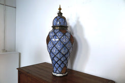 Antico Vaso Farmacia Marocco, Lavorato, Dipinto Ed Inciso A Mano. Terracotta Tipica Di Fes, Impastata, Decorata, Cotta , Smaltata E Cotta Nuovamente Nel Forno A Legna Come Da Tradizione (Non Forno A Gas Che Rende Lo Smalto Omogeneo E Senza L'Effetto Delle Crepe). Presenti Intarsi In Argentone E Pelle. Pezzo Unico. Dimensioni Diametro 85 h30cm.