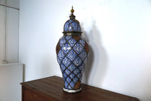 Carica l&#39;immagine nel visualizzatore di Gallery, Antico Vaso Farmacia Marocco, Lavorato, Dipinto Ed Inciso A Mano. Terracotta Tipica Di Fes, Impastata, Decorata, Cotta , Smaltata E Cotta Nuovamente Nel Forno A Legna Come Da Tradizione (Non Forno A Gas Che Rende Lo Smalto Omogeneo E Senza L&#39;Effetto Delle Crepe). Presenti Intarsi In Argentone E Pelle. Pezzo Unico. Dimensioni Diametro 85 h30cm.