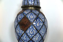 Carica l&#39;immagine nel visualizzatore di Gallery, Antico Vaso Farmacia Marocco, Lavorato, Dipinto Ed Inciso A Mano. Terracotta Tipica Di Fes, Impastata, Decorata, Cotta , Smaltata E Cotta Nuovamente Nel Forno A Legna Come Da Tradizione (Non Forno A Gas Che Rende Lo Smalto Omogeneo E Senza L&#39;Effetto Delle Crepe). Presenti Intarsi In Argentone E Pelle. Pezzo Unico. Dimensioni Diametro 85 h30cm.