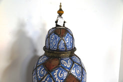 Antico Vaso Farmacia Marocco, Lavorato, Dipinto Ed Inciso A Mano. Terracotta Tipica Di Fes, Impastata, Decorata, Cotta , Smaltata E Cotta Nuovamente Nel Forno A Legna Come Da Tradizione (Non Forno A Gas Che Rende Lo Smalto Omogeneo E Senza L'Effetto Delle Crepe). Presenti Intarsi In Argentone E Pelle. Pezzo Unico. Dimensioni Diametro 85 h30cm.