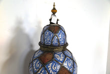 Carica l&#39;immagine nel visualizzatore di Gallery, Antico Vaso Farmacia Marocco, Lavorato, Dipinto Ed Inciso A Mano. Terracotta Tipica Di Fes, Impastata, Decorata, Cotta , Smaltata E Cotta Nuovamente Nel Forno A Legna Come Da Tradizione (Non Forno A Gas Che Rende Lo Smalto Omogeneo E Senza L&#39;Effetto Delle Crepe). Presenti Intarsi In Argentone E Pelle. Pezzo Unico. Dimensioni Diametro 85 h30cm.