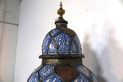Antico Vaso Farmacia Marocco, Lavorato, Dipinto Ed Inciso A Mano. Terracotta Tipica Di Fes, Impastata, Decorata, Cotta , Smaltata E Cotta Nuovamente Nel Forno A Legna Come Da Tradizione (Non Forno A Gas Che Rende Lo Smalto Omogeneo E Senza L'Effetto Delle Crepe). Presenti Intarsi In Argentone E Pelle. Pezzo Unico. Dimensioni Diametro 85 h30cm.