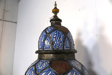 Carica l&#39;immagine nel visualizzatore di Gallery, Antico Vaso Farmacia Marocco, Lavorato, Dipinto Ed Inciso A Mano. Terracotta Tipica Di Fes, Impastata, Decorata, Cotta , Smaltata E Cotta Nuovamente Nel Forno A Legna Come Da Tradizione (Non Forno A Gas Che Rende Lo Smalto Omogeneo E Senza L&#39;Effetto Delle Crepe). Presenti Intarsi In Argentone E Pelle. Pezzo Unico. Dimensioni Diametro 85 h30cm.