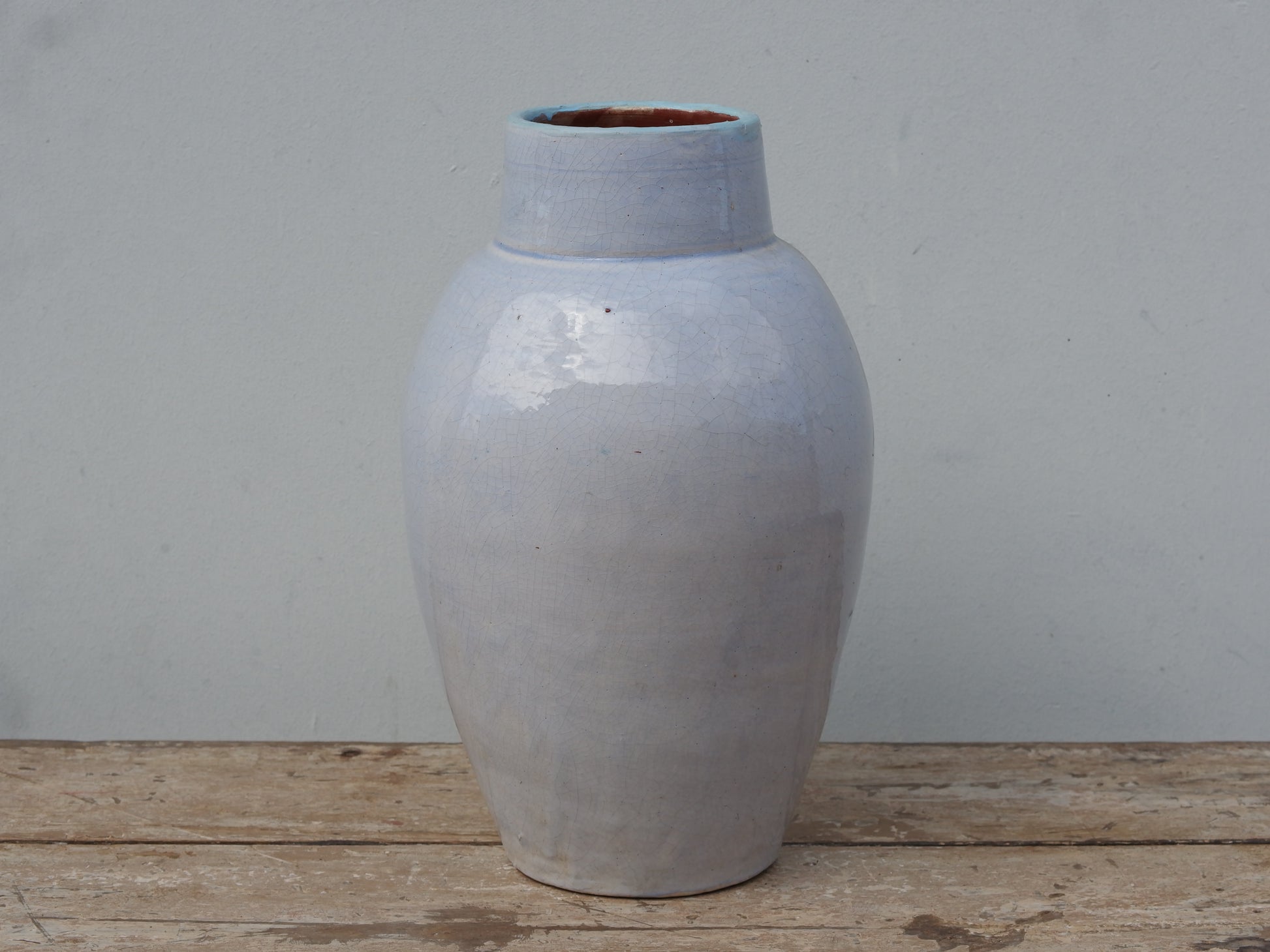 Vaso Marocco lavorato e dipinto in terracotta. La lavorazione tradizionale marocchina della terracotta prevede che venga impastata, cotta, smaltata e nuovamente cotta nel forno a legna (non nel forno a gas che rende lo smalto omogeneo e senza l'effetto delle crepe presente invece in questo vaso).  Dimensioni 20 h34cm.