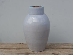 Vaso Marocco lavorato e dipinto in terracotta. La lavorazione tradizionale marocchina della terracotta prevede che venga impastata, cotta, smaltata e nuovamente cotta nel forno a legna (non nel forno a gas che rende lo smalto omogeneo e senza l'effetto delle crepe presente invece in questo vaso).  Dimensioni 20 h34cm.