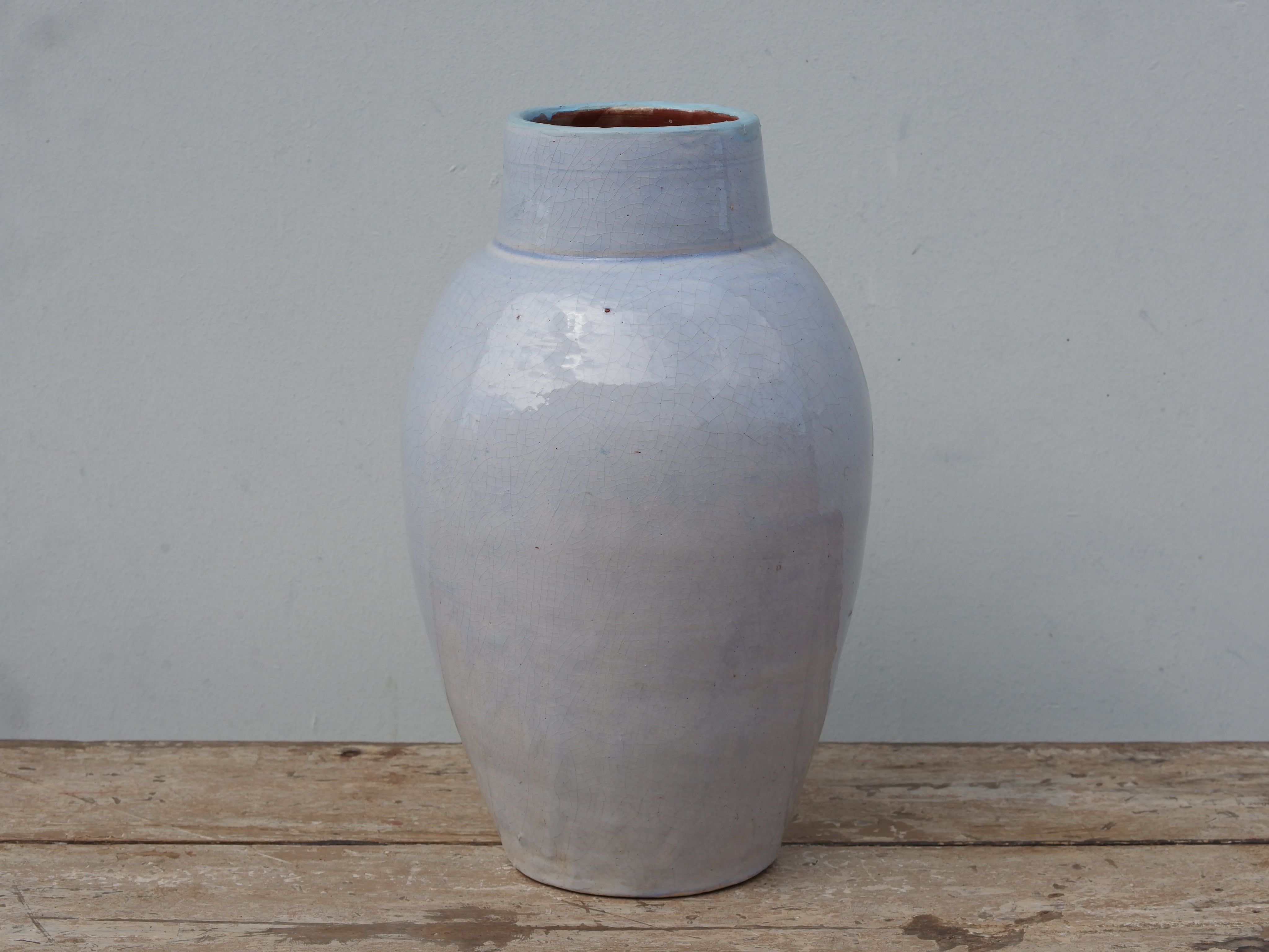 Vaso Marocco lavorato e dipinto in terracotta. La lavorazione tradizionale marocchina della terracotta prevede che venga impastata, cotta, smaltata e nuovamente cotta nel forno a legna (non nel forno a gas che rende lo smalto omogeneo e senza l'effetto delle crepe presente invece in questo vaso).  Dimensioni 20 h34cm.