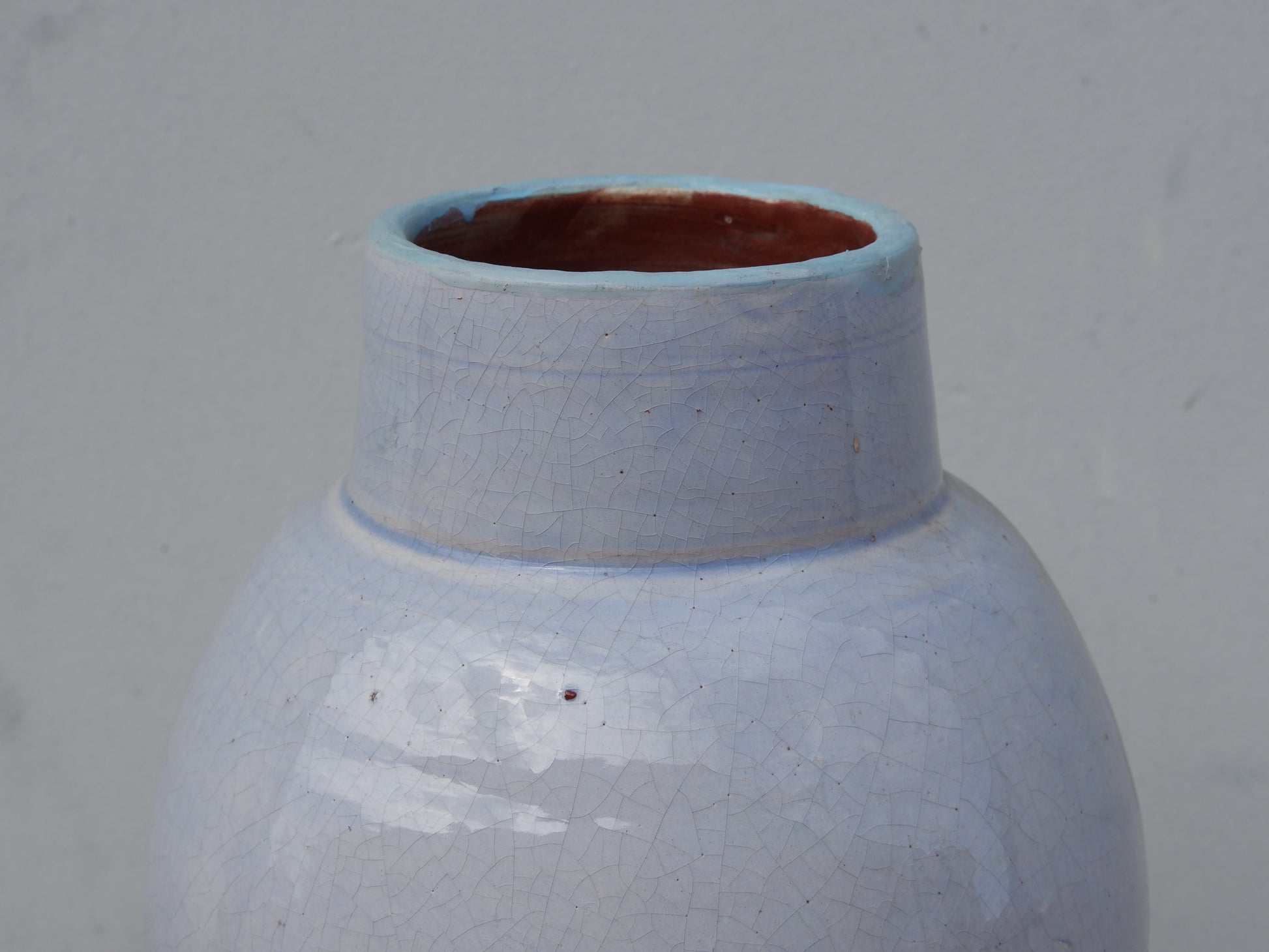 Vaso Marocco lavorato e dipinto in terracotta. La lavorazione tradizionale marocchina della terracotta prevede che venga impastata, cotta, smaltata e nuovamente cotta nel forno a legna (non nel forno a gas che rende lo smalto omogeneo e senza l'effetto delle crepe presente invece in questo vaso).  Dimensioni 20 h34cm.