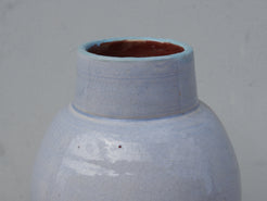 Vaso Marocco lavorato e dipinto in terracotta. La lavorazione tradizionale marocchina della terracotta prevede che venga impastata, cotta, smaltata e nuovamente cotta nel forno a legna (non nel forno a gas che rende lo smalto omogeneo e senza l'effetto delle crepe presente invece in questo vaso).  Dimensioni 20 h34cm.