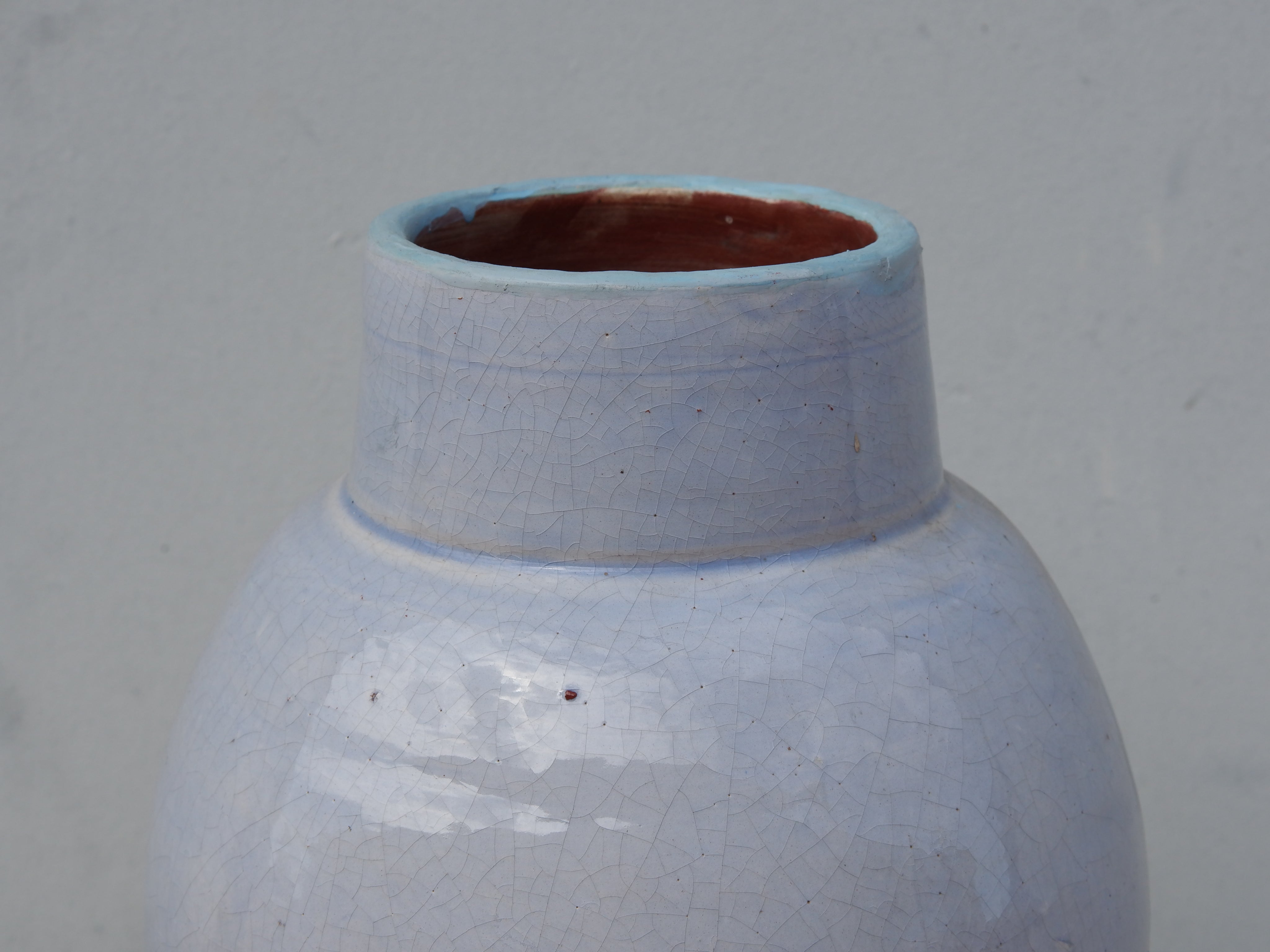 Vaso Marocco lavorato e dipinto in terracotta. La lavorazione tradizionale marocchina della terracotta prevede che venga impastata, cotta, smaltata e nuovamente cotta nel forno a legna (non nel forno a gas che rende lo smalto omogeneo e senza l'effetto delle crepe presente invece in questo vaso).  Dimensioni 20 h34cm.