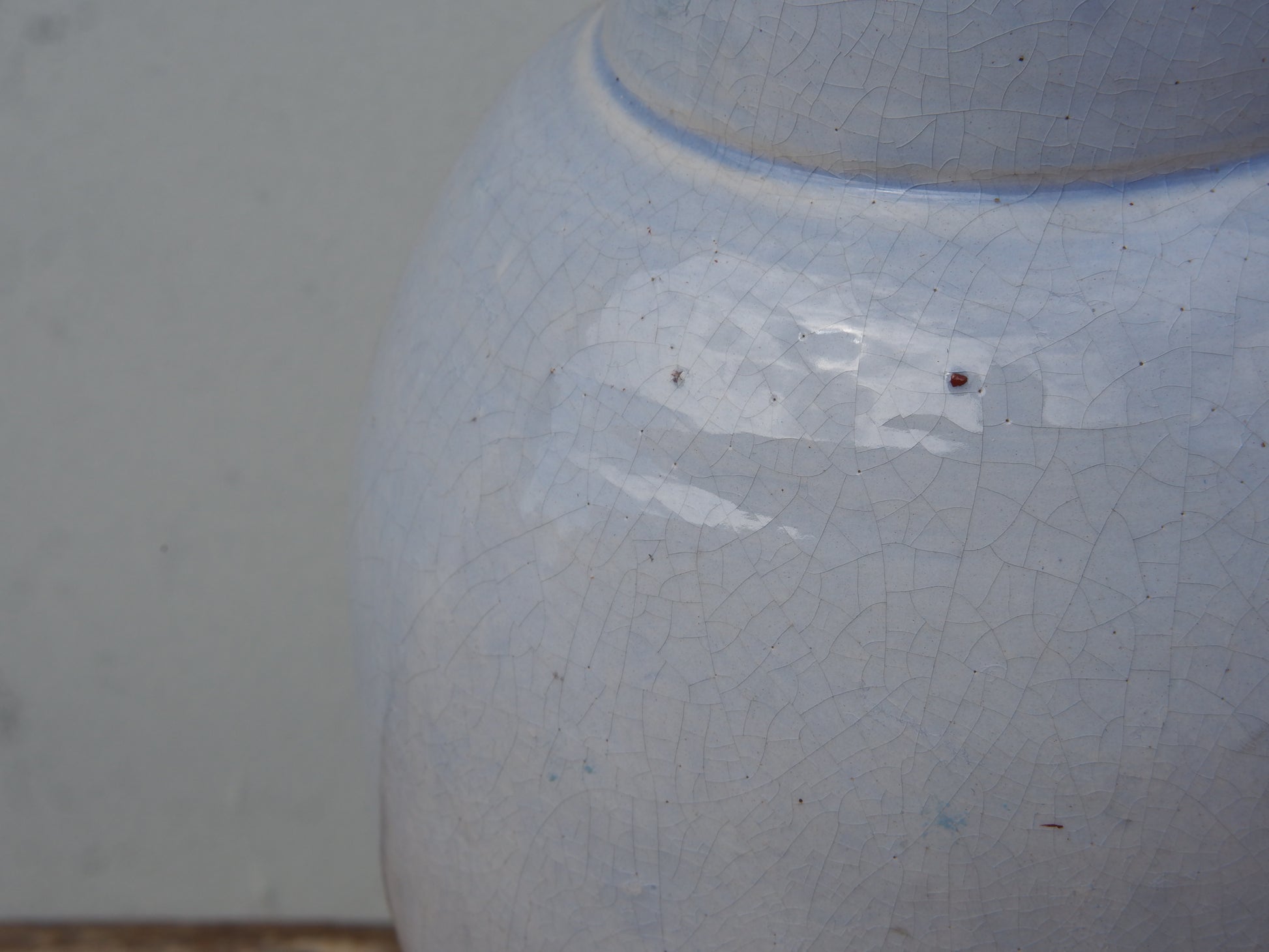 Vaso Marocco lavorato e dipinto in terracotta. La lavorazione tradizionale marocchina della terracotta prevede che venga impastata, cotta, smaltata e nuovamente cotta nel forno a legna (non nel forno a gas che rende lo smalto omogeneo e senza l'effetto delle crepe presente invece in questo vaso).  Dimensioni 20 h34cm.