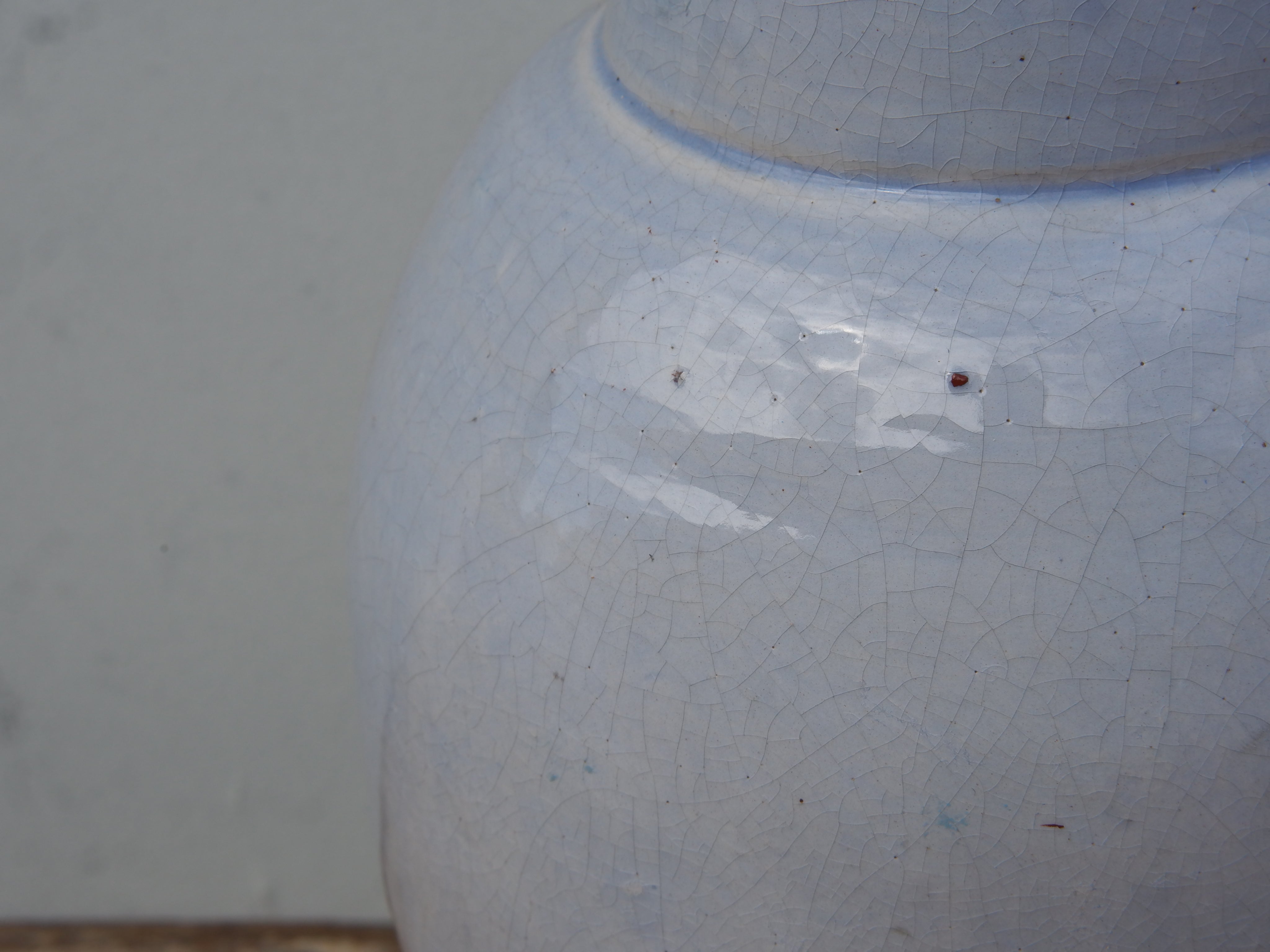 Vaso Marocco lavorato e dipinto in terracotta. La lavorazione tradizionale marocchina della terracotta prevede che venga impastata, cotta, smaltata e nuovamente cotta nel forno a legna (non nel forno a gas che rende lo smalto omogeneo e senza l'effetto delle crepe presente invece in questo vaso).  Dimensioni 20 h34cm.