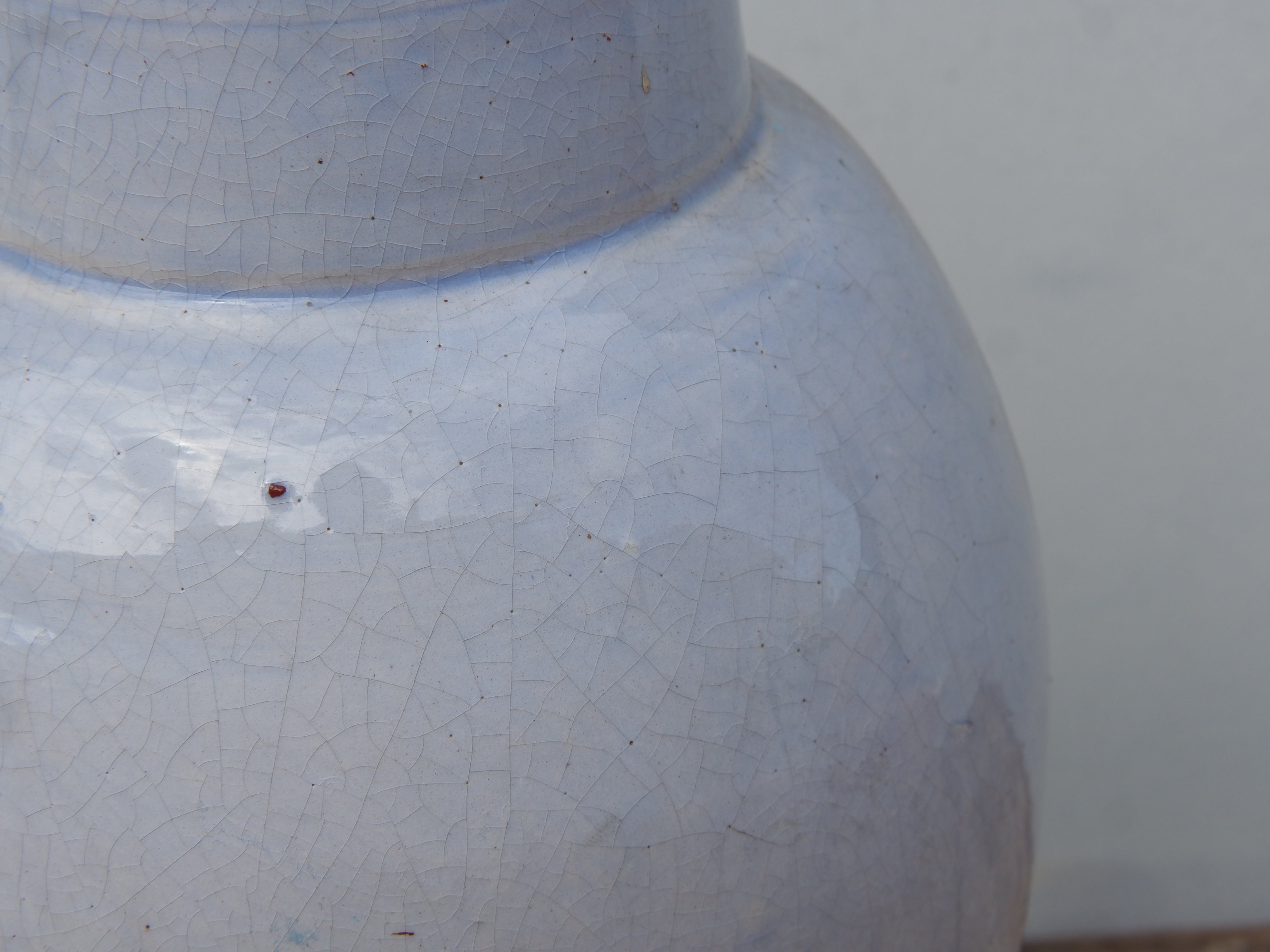 Vaso Marocco lavorato e dipinto in terracotta. La lavorazione tradizionale marocchina della terracotta prevede che venga impastata, cotta, smaltata e nuovamente cotta nel forno a legna (non nel forno a gas che rende lo smalto omogeneo e senza l'effetto delle crepe presente invece in questo vaso).  Dimensioni 20 h34cm.