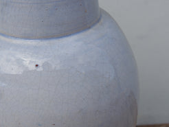Vaso Marocco lavorato e dipinto in terracotta. La lavorazione tradizionale marocchina della terracotta prevede che venga impastata, cotta, smaltata e nuovamente cotta nel forno a legna (non nel forno a gas che rende lo smalto omogeneo e senza l'effetto delle crepe presente invece in questo vaso).  Dimensioni 20 h34cm.
