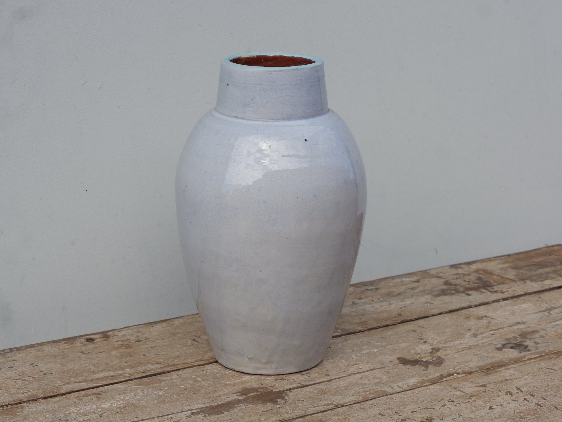 Vaso Marocco lavorato e dipinto in terracotta. La lavorazione tradizionale marocchina della terracotta prevede che venga impastata, cotta, smaltata e nuovamente cotta nel forno a legna (non nel forno a gas che rende lo smalto omogeneo e senza l'effetto delle crepe presente invece in questo vaso).  Dimensioni 20 h34cm.