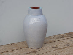 Vaso Marocco lavorato e dipinto in terracotta. La lavorazione tradizionale marocchina della terracotta prevede che venga impastata, cotta, smaltata e nuovamente cotta nel forno a legna (non nel forno a gas che rende lo smalto omogeneo e senza l'effetto delle crepe presente invece in questo vaso).  Dimensioni 20 h34cm.