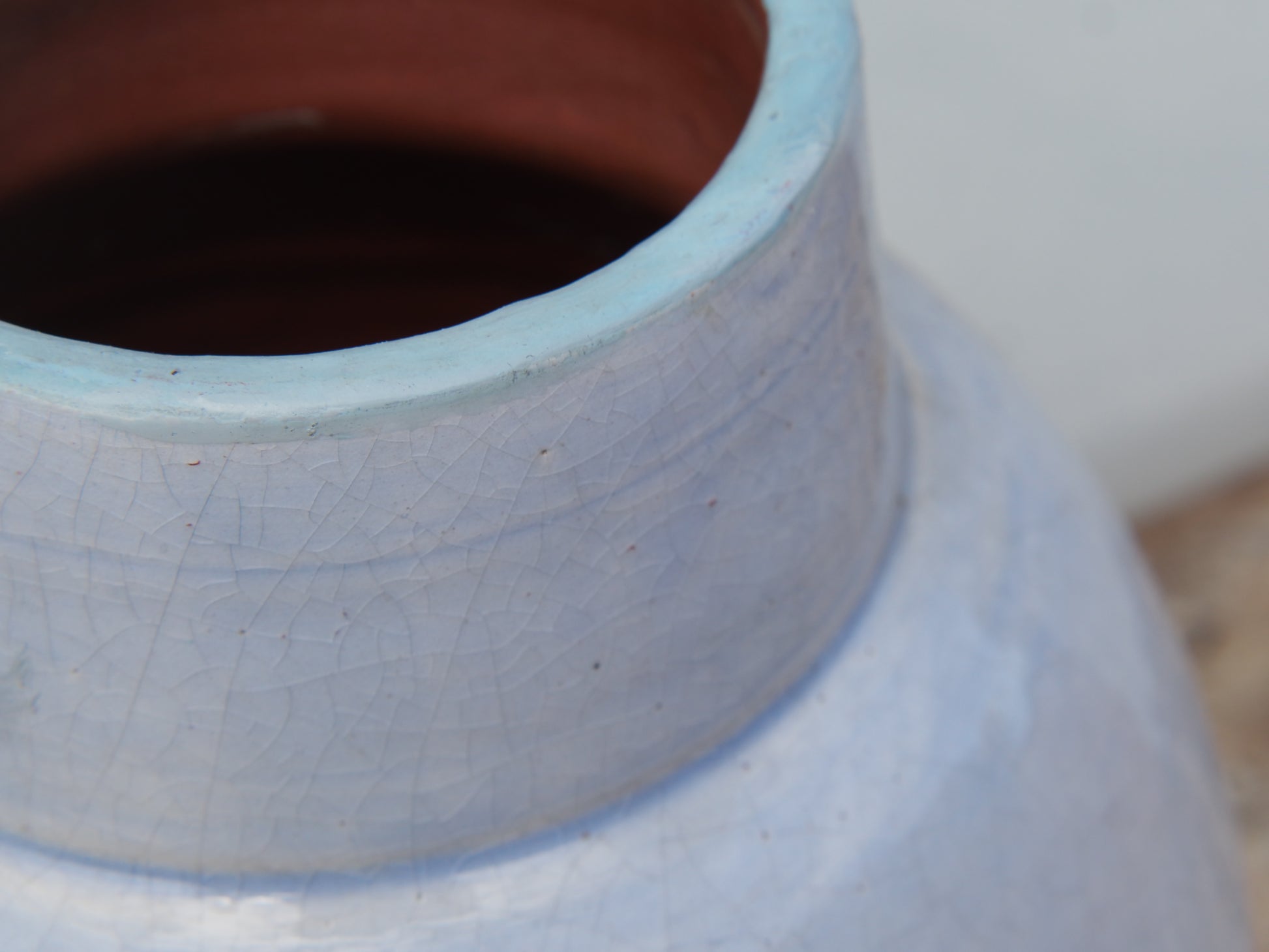 Vaso Marocco lavorato e dipinto in terracotta. La lavorazione tradizionale marocchina della terracotta prevede che venga impastata, cotta, smaltata e nuovamente cotta nel forno a legna (non nel forno a gas che rende lo smalto omogeneo e senza l'effetto delle crepe presente invece in questo vaso).  Dimensioni 20 h34cm.