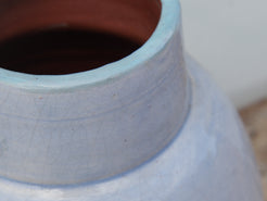 Vaso Marocco lavorato e dipinto in terracotta. La lavorazione tradizionale marocchina della terracotta prevede che venga impastata, cotta, smaltata e nuovamente cotta nel forno a legna (non nel forno a gas che rende lo smalto omogeneo e senza l'effetto delle crepe presente invece in questo vaso).  Dimensioni 20 h34cm.