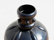 Carica l&#39;immagine nel visualizzatore di Gallery, Vaso Indiano In Metallo Dipinto Nero. Dimensioni 25xh70cm.