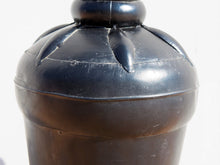 Carica l&#39;immagine nel visualizzatore di Gallery, Vaso Indiano In Metallo Dipinto Nero. Dimensioni 25xh70cm.