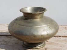 Carica l&#39;immagine nel visualizzatore di Gallery, vecchio vaso indiano in lega di rame, bronzo e mix metalli usato per trasportare l&#39;acqua. creato artigianlmente,  molto raro, pezzo unico .  dimensioni diametro 17 h15 cm   per ulteriori info... contattare via mail  info@etniko.it 0039 3338778241 whatsapp. www.etniko.it  instagram , facebook, etsy : etnikobycrosato  https://www.etsy.com/it/shop/etnikobycrosato https://www.etsy.com/it/shop/etnikobycrosato?section_id=29776753