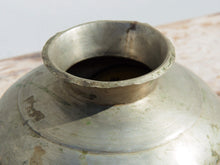 Carica l&#39;immagine nel visualizzatore di Gallery, vecchio vaso indiano in lega di rame, bronzo e mix metalli usato per trasportare l&#39;acqua. creato artigianlmente,  molto raro, pezzo unico .  dimensioni diametro 17 h15 cm   per ulteriori info... contattare via mail  info@etniko.it 0039 3338778241 whatsapp. www.etniko.it  instagram , facebook, etsy : etnikobycrosato  https://www.etsy.com/it/shop/etnikobycrosato https://www.etsy.com/it/shop/etnikobycrosato?section_id=29776753