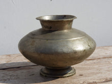 Carica l&#39;immagine nel visualizzatore di Gallery, vecchio vaso indiano in lega di rame, bronzo e mix metalli usato per trasportare l&#39;acqua. creato artigianlmente,  molto raro, pezzo unico .  dimensioni diametro 17 h15 cm   per ulteriori info... contattare via mail  info@etniko.it 0039 3338778241 whatsapp. www.etniko.it  instagram , facebook, etsy : etnikobycrosato  https://www.etsy.com/it/shop/etnikobycrosato https://www.etsy.com/it/shop/etnikobycrosato?section_id=29776753
