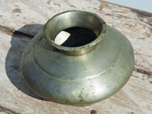 Carica l&#39;immagine nel visualizzatore di Gallery, vecchio vaso indiano in lega di rame, bronzo e mix metalli usato per trasportare l&#39;acqua. creato artigianlmente,  molto raro, pezzo unico .  dimensioni diametro 17 h15 cm   per ulteriori info... contattare via mail  info@etniko.it 0039 3338778241 whatsapp. www.etniko.it  instagram , facebook, etsy : etnikobycrosato  https://www.etsy.com/it/shop/etnikobycrosato https://www.etsy.com/it/shop/etnikobycrosato?section_id=29776753