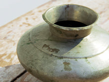 Carica l&#39;immagine nel visualizzatore di Gallery, vecchio vaso indiano in lega di rame, bronzo e mix metalli usato per trasportare l&#39;acqua. creato artigianlmente,  molto raro, pezzo unico .  dimensioni diametro 17 h15 cm   per ulteriori info... contattare via mail  info@etniko.it 0039 3338778241 whatsapp. www.etniko.it  instagram , facebook, etsy : etnikobycrosato  https://www.etsy.com/it/shop/etnikobycrosato https://www.etsy.com/it/shop/etnikobycrosato?section_id=29776753