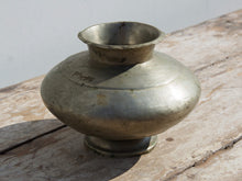 Carica l&#39;immagine nel visualizzatore di Gallery, vecchio vaso indiano in lega di rame, bronzo e mix metalli usato per trasportare l&#39;acqua. creato artigianlmente,  molto raro, pezzo unico .  dimensioni diametro 17 h15 cm   per ulteriori info... contattare via mail  info@etniko.it 0039 3338778241 whatsapp. www.etniko.it  instagram , facebook, etsy : etnikobycrosato  https://www.etsy.com/it/shop/etnikobycrosato https://www.etsy.com/it/shop/etnikobycrosato?section_id=29776753