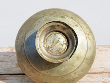 Carica l&#39;immagine nel visualizzatore di Gallery, vecchio vaso indiano in lega di rame, bronzo e mix metalli usato per trasportare l&#39;acqua. creato artigianlmente,  molto raro, pezzo unico .  dimensioni diametro 17 h15 cm   per ulteriori info... contattare via mail  info@etniko.it 0039 3338778241 whatsapp. www.etniko.it  instagram , facebook, etsy : etnikobycrosato  https://www.etsy.com/it/shop/etnikobycrosato https://www.etsy.com/it/shop/etnikobycrosato?section_id=29776753