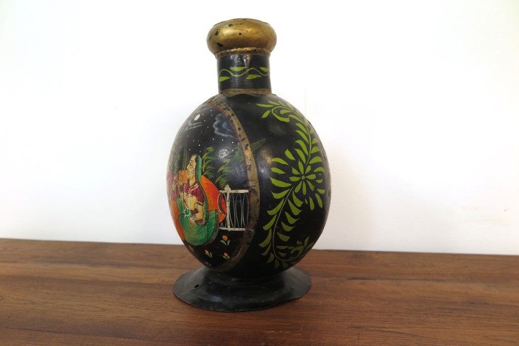 Vaso Indiano In Metallo Dipinto Nero. Dimensioni 22x15xh33cm.