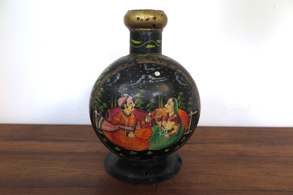 Vaso Indiano In Metallo Dipinto Nero. Dimensioni 22x15xh33cm.